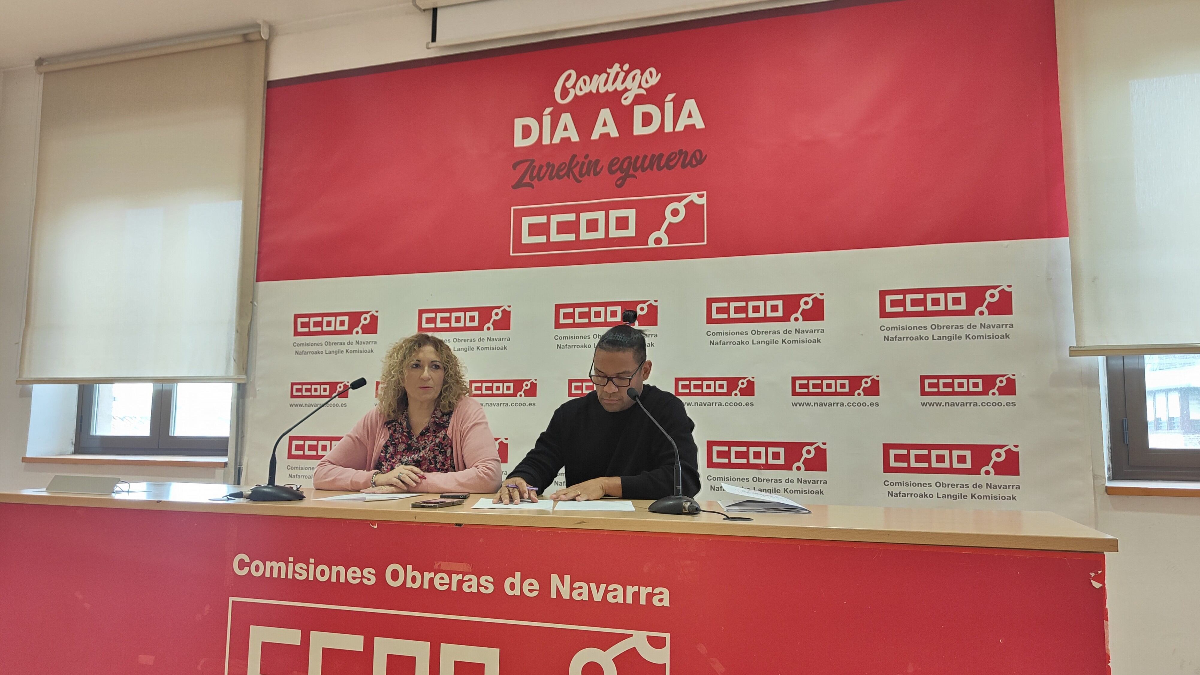 Lucía Sesma, de Comisiones Obreras Navarra, y Pablo Díaz, presidente del comité de empresa en el anuncio del acuerdo en la sede de CCOO Navarra