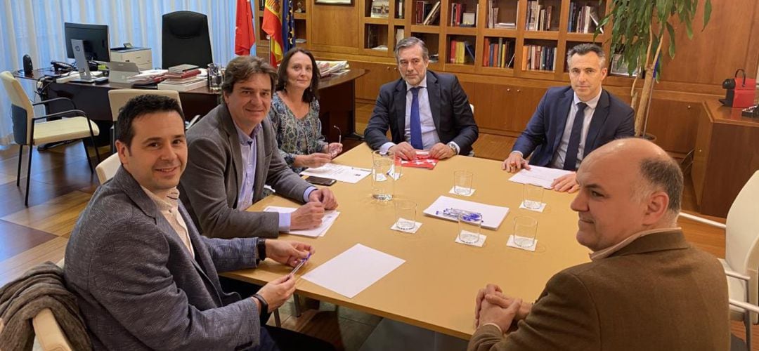 El alcalde de Fuenlabrada, Javier Ayala, en la reunión con el consejero de Interior de la Comunidad de Madrid, Enrique López.