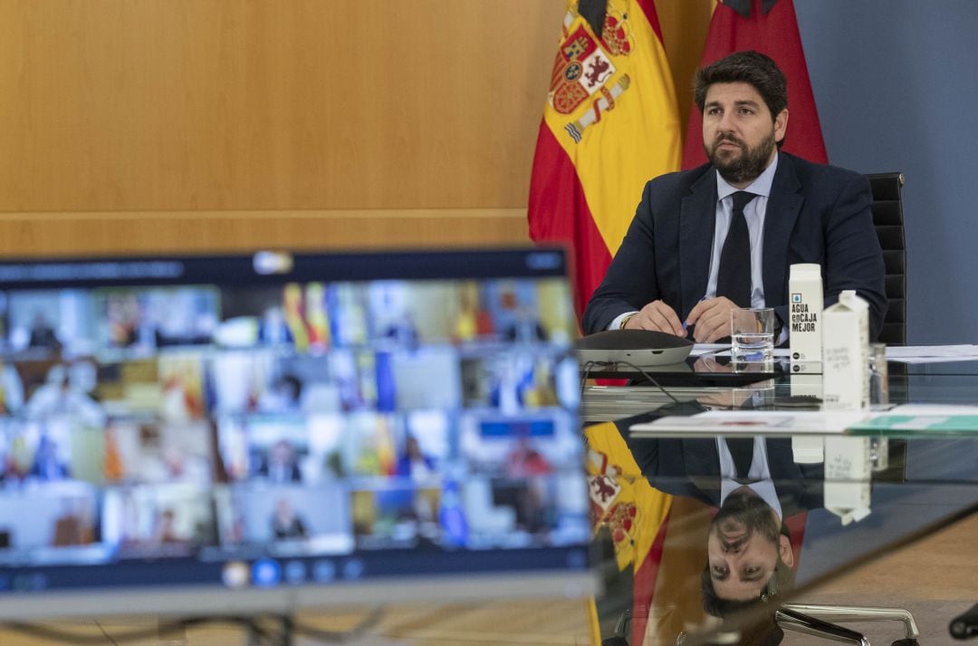López Miras durante la videoconferencia con Pedro Sánchez y el resto de presidentes autonómicos