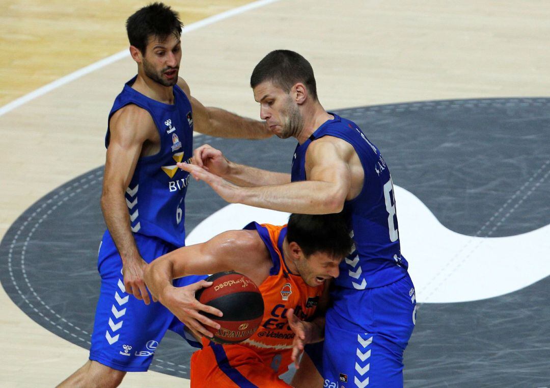 GRAFCVA6269. VALENCIA. El base belga del Valencia Basket, Sam Van Rossom, es defendido por el pívot serbio del San Pablo Brugos, Dragan Apic, durante el tercer segundo partido de la cuarta jornada del grupo B de la fase final de la Liga Endesa que disputan en el pabellón de la Fuente de San Luis de Valéncia. EFE, Manuel Bruque.