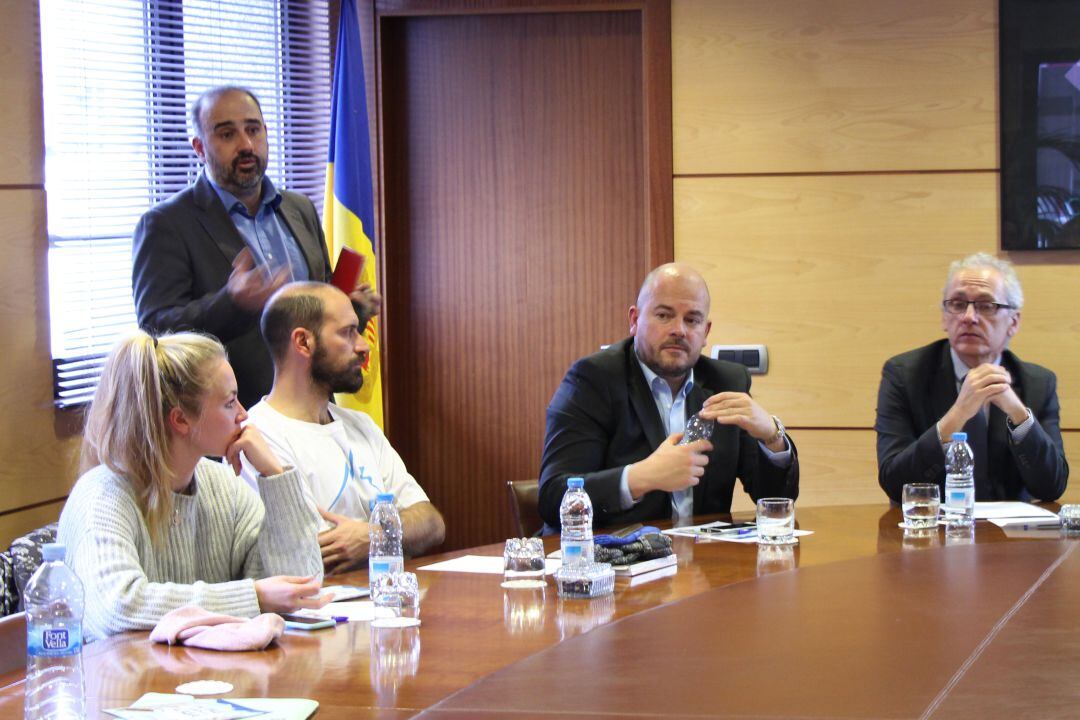 El cònsol major d'Encamp, Jordi Torres, i el ministre de Turisme, Francesc Camp, en la reunió de la Taula transversal que s'ha celebrat aquest dilluns al Pas de la Casa.
