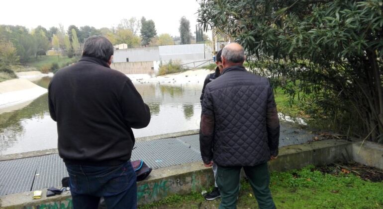 Jesús y José Antonio de la "USE" realizando un cacheo a dos jóvenes