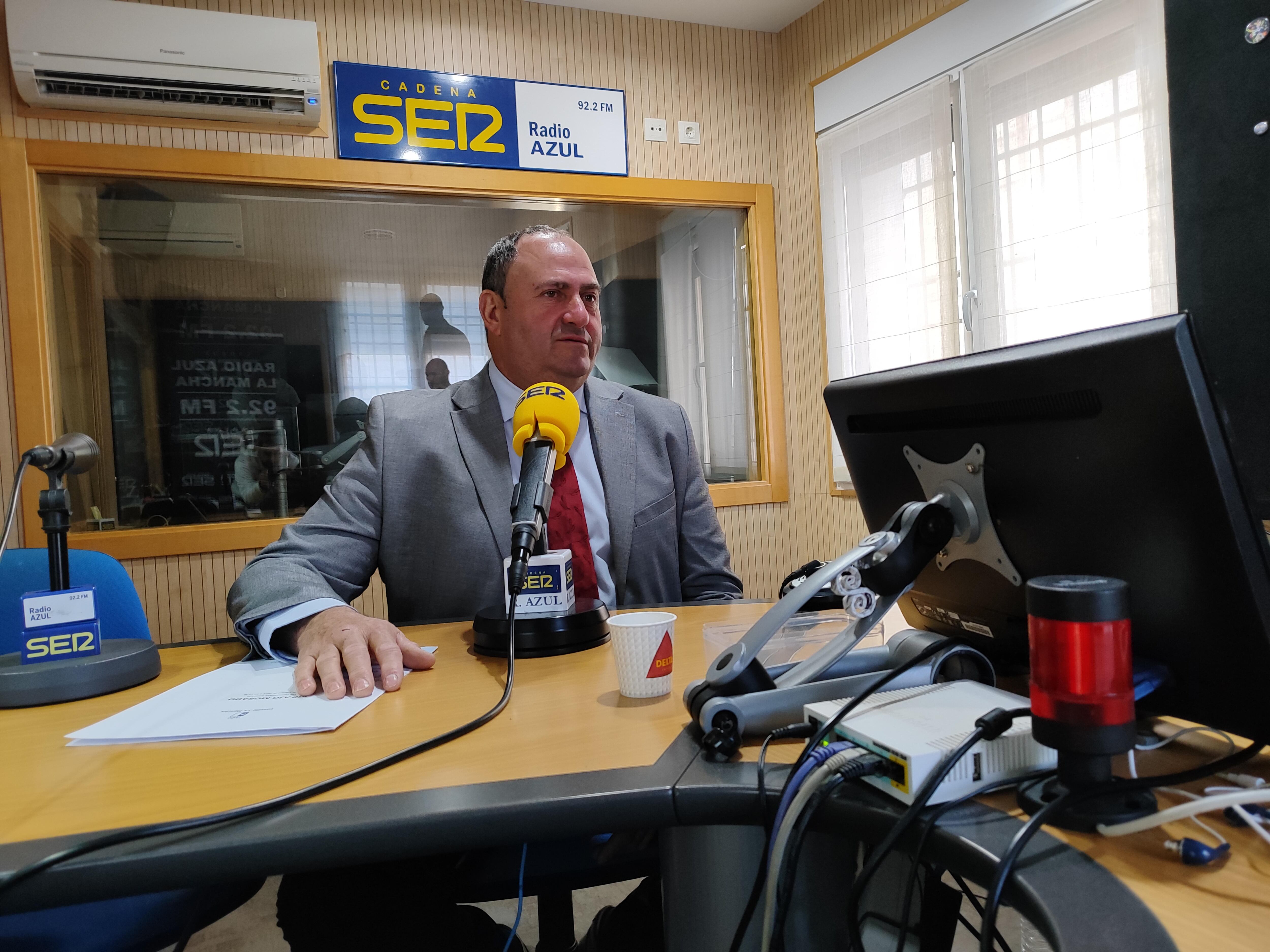 El consejero de Agricultura, Ganadería y Desarrollo Rural de Castilla-La Mancha, Julián Martínez Lizán, en el estudio de Radio Azul