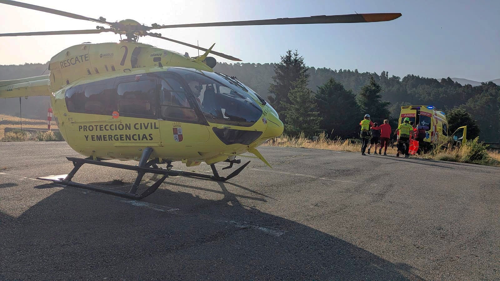 Evacuación de tres jóvenes indispuestos en la Laguna Grande de Gredos (Ávila)./112 JCYL