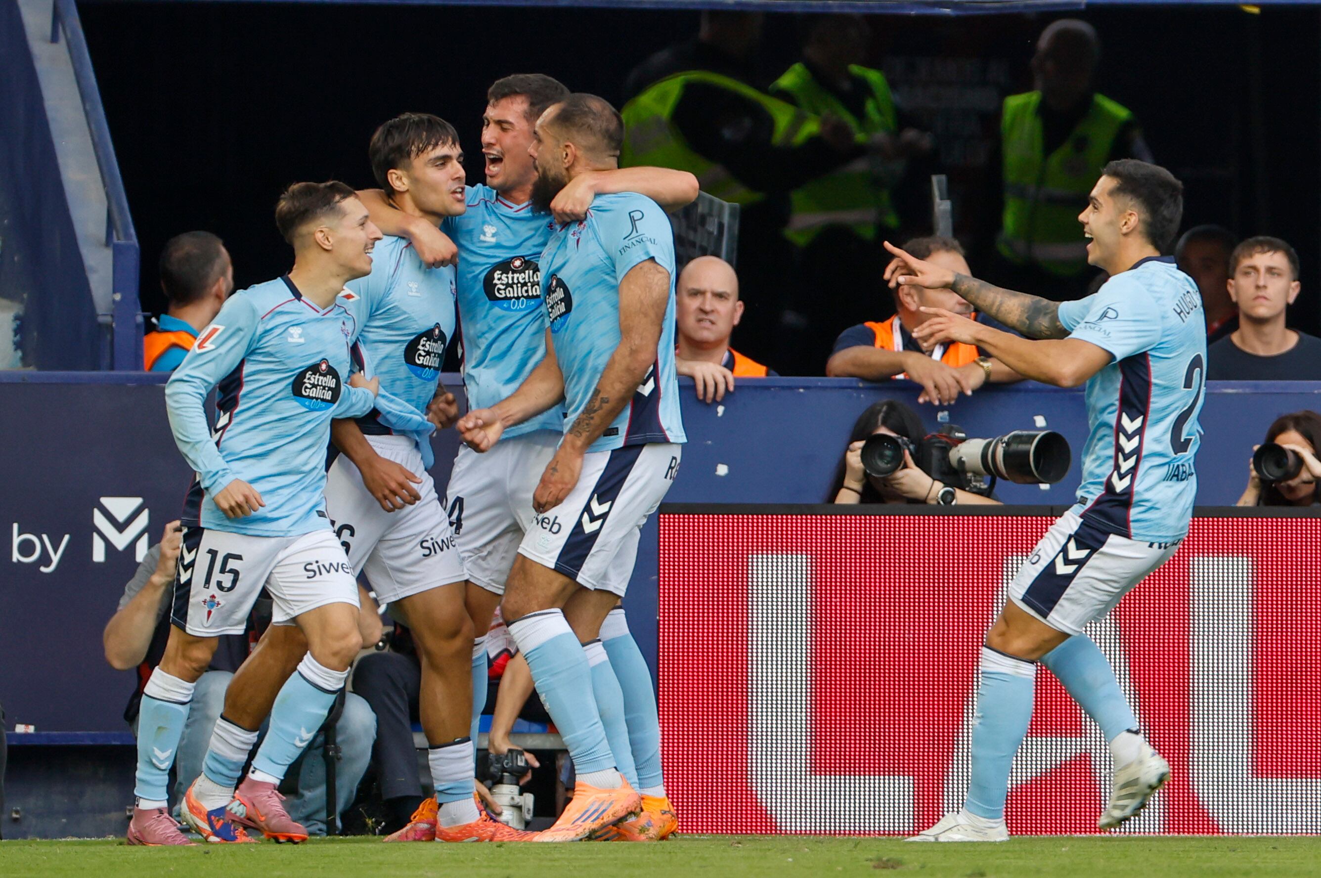 VALENCIA, 02/11/2025.- Los jugadores del Celta celebran su segundo gol durante el partido ante el Levante correspondiente a la undécima jornada de LaLiga EA Sports disputado este domingo en el Ciutat de València. EFE/ Ana Escobar
