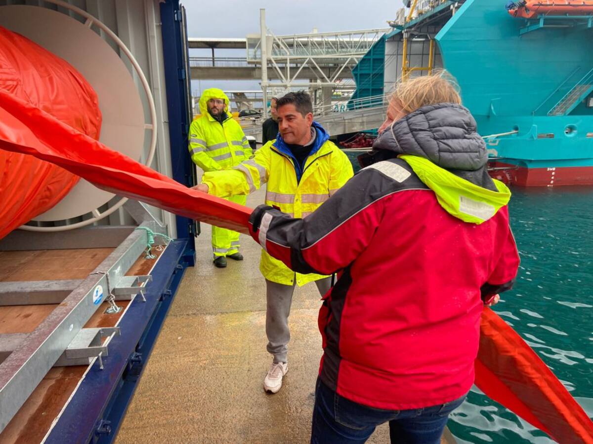 El puerto de Ibiza acoge un ejercicio de lucha contra la contaminación marina