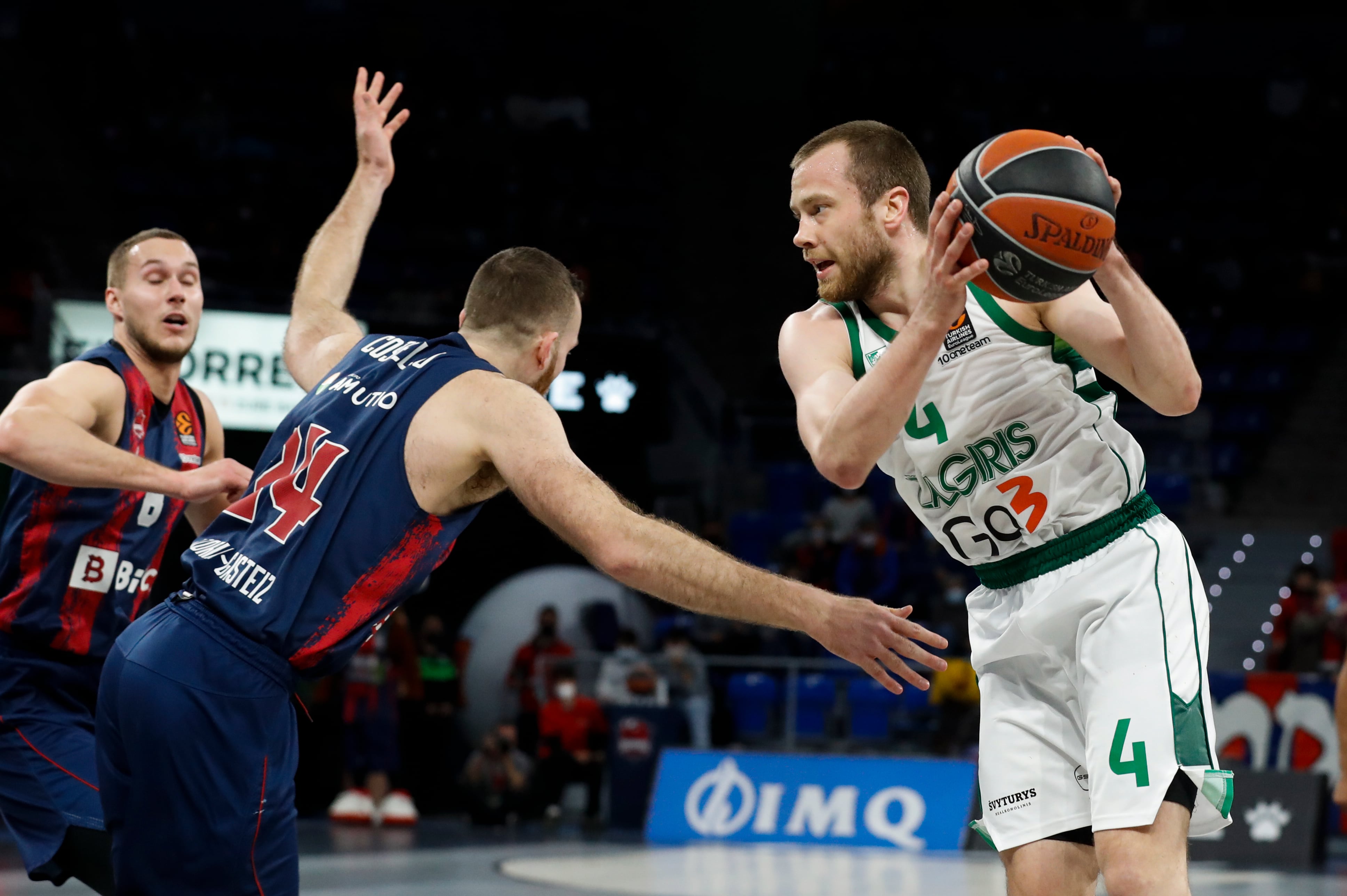 Matt Costello defiende a Lukas Lekavicius, base lituano del Zalgiris Kaunas, durante el partido de la jornada 33 de la EuroLiga que Baskonia y Zalgiris jugaron la pasada temporada.