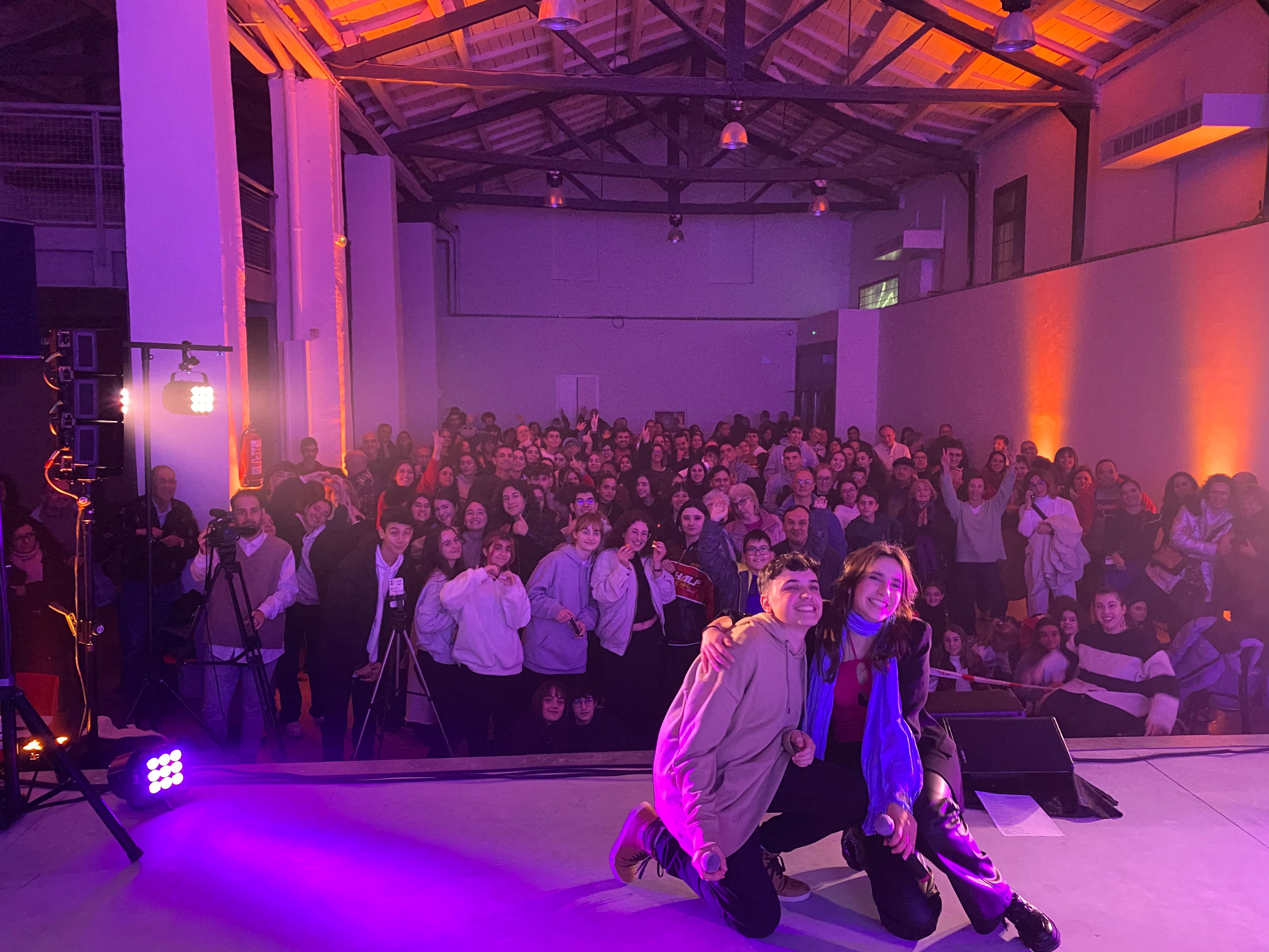 Rodrigo Cuesta y Marilla Arilla se hacen una foto con las decenas y decenas de seguidores que se dieron cita en el Centro de Arte Joven