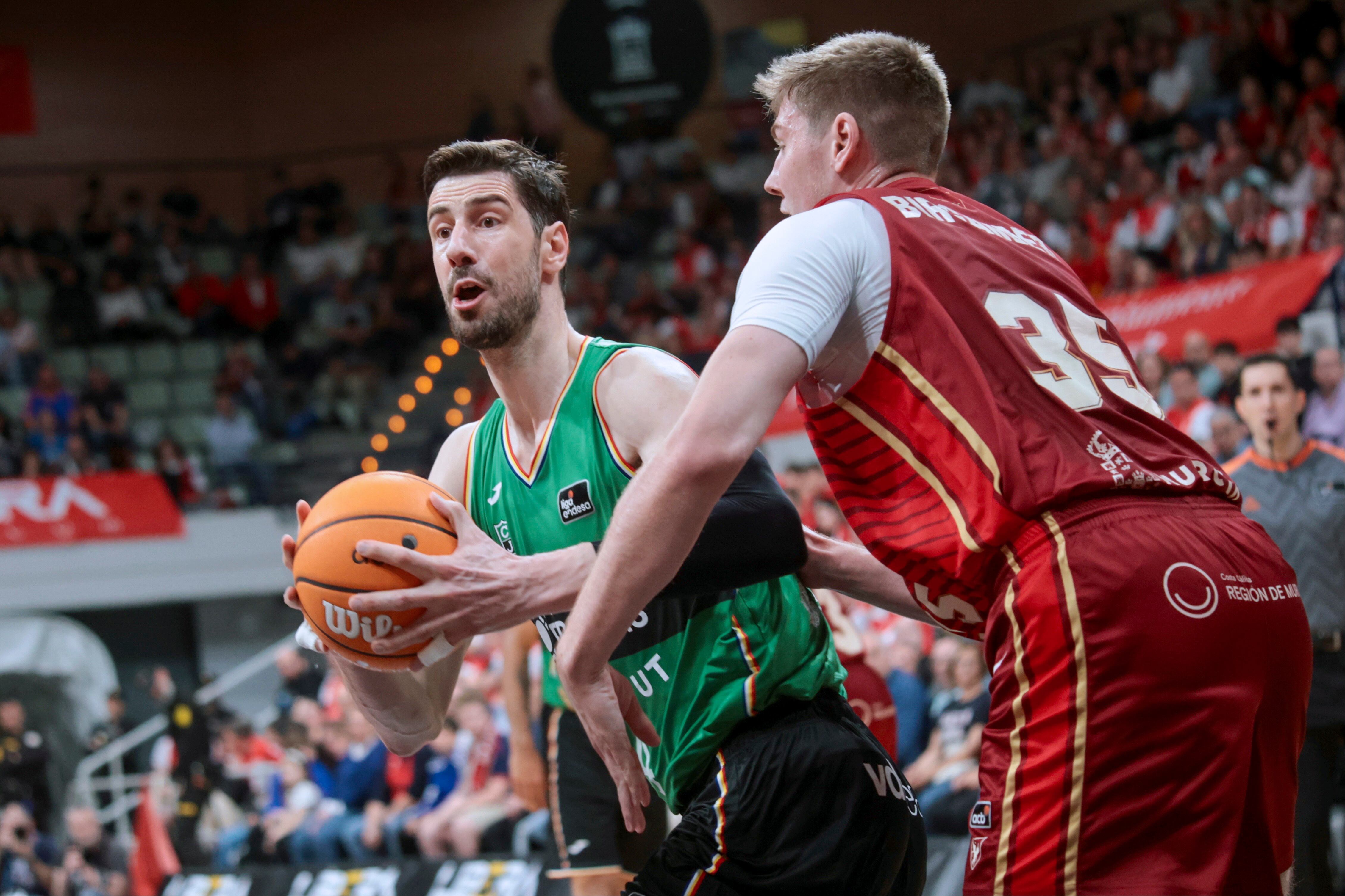 Tomic con el balón ante la defensa de Birgander