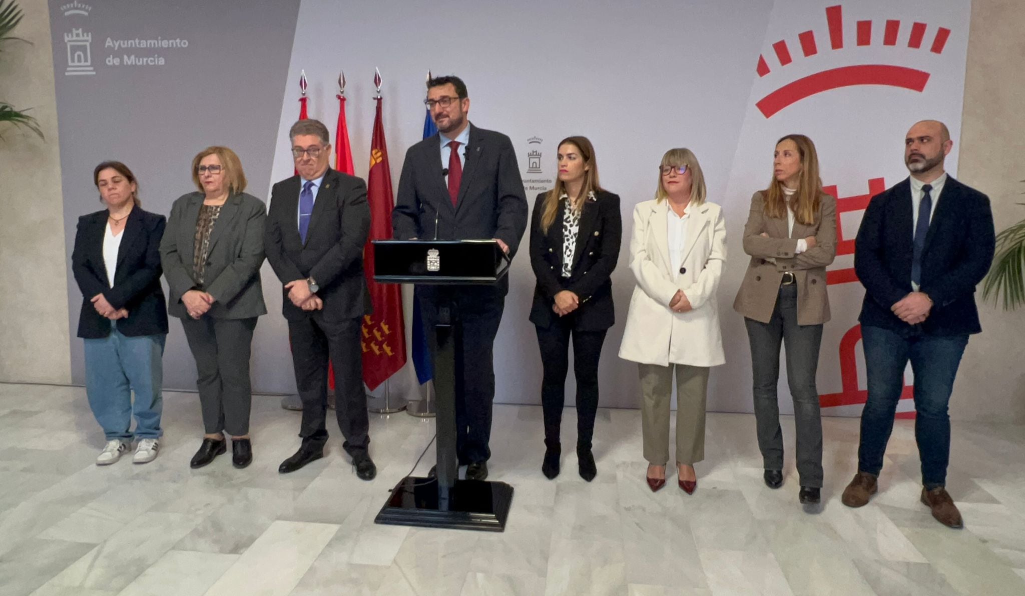 Ginés Ruiz Maciá, en el uso de la palabra, junto al resto de componentes del Grupo Municipal Socialista en el Ayuntamiento de Murcia. EP