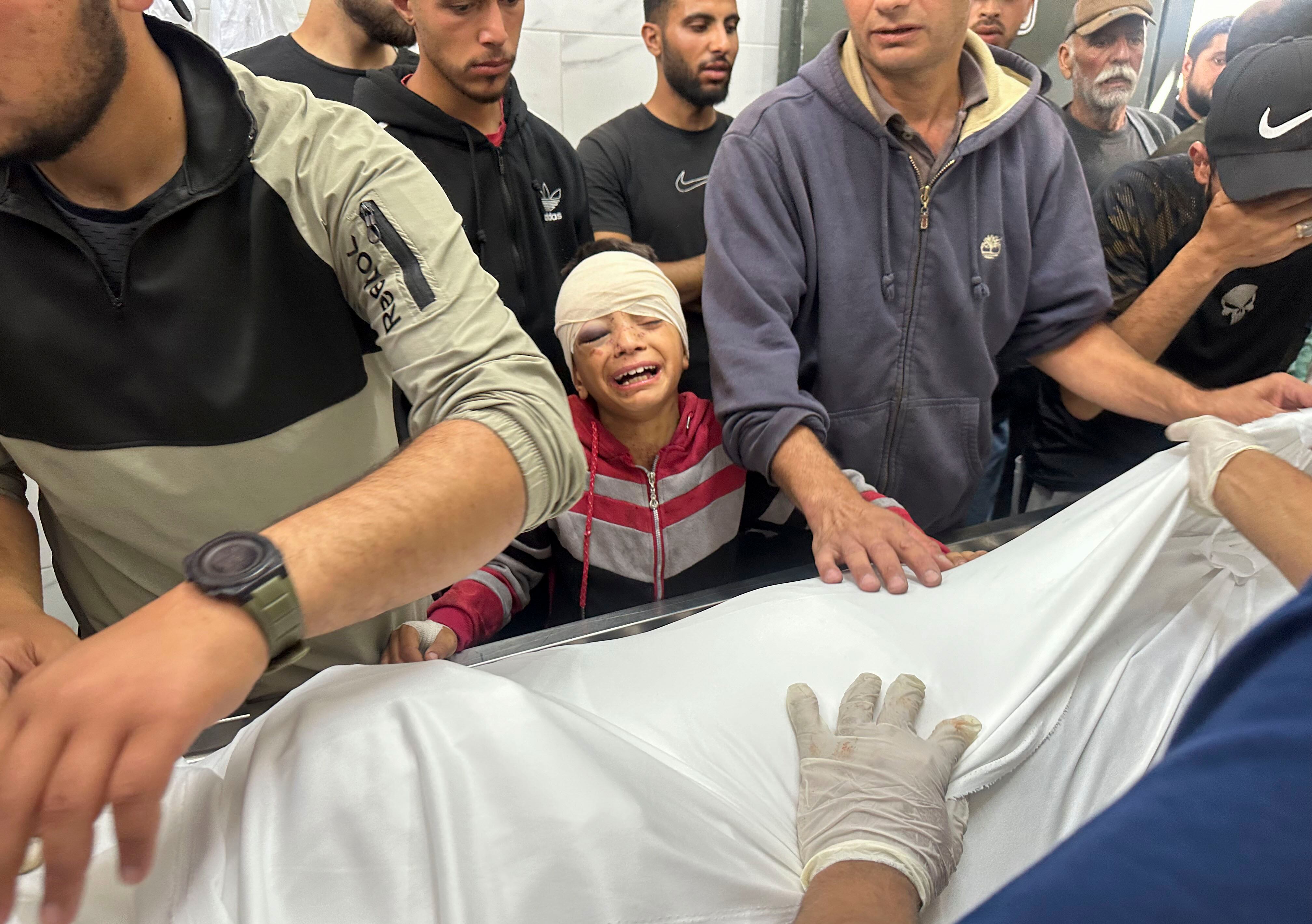FOTODELDIA Ciudad de Gaza, 26 may (EFE).- Familiares de las víctimas acuden ala morgue del Hospital al Shifa, después de que al menos 31 palestinos murieran durante la madrugada de este lunes en el bombardeo israelí de una escuela, donde se refugiaban personas desplazas, en la norteña ciudad de Gaza. EFE/ Ahmad Awad