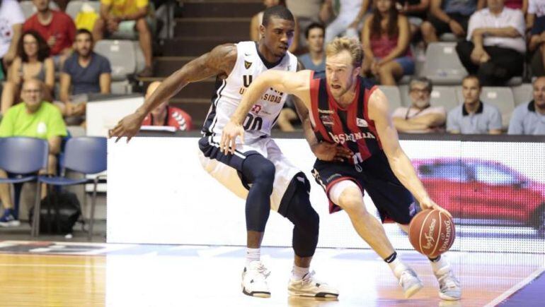 Trevor Cooney entra a canasta durante un partido en la pretemporada del Baskonia.