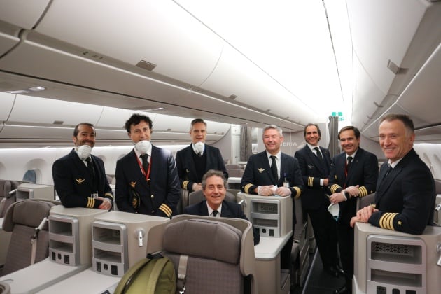 Txomin Baztan, Francisco Javier Díaz Alonso, Andrés Gutiérrez, Juan Miguel Prado, Angel Luis Albaladejo, Fernando Ramírez, Javier Lanzos y Pedro Antonio Rosa han formado el equipo que ha pilotado este avión hasta la ciudad china de Shanghái