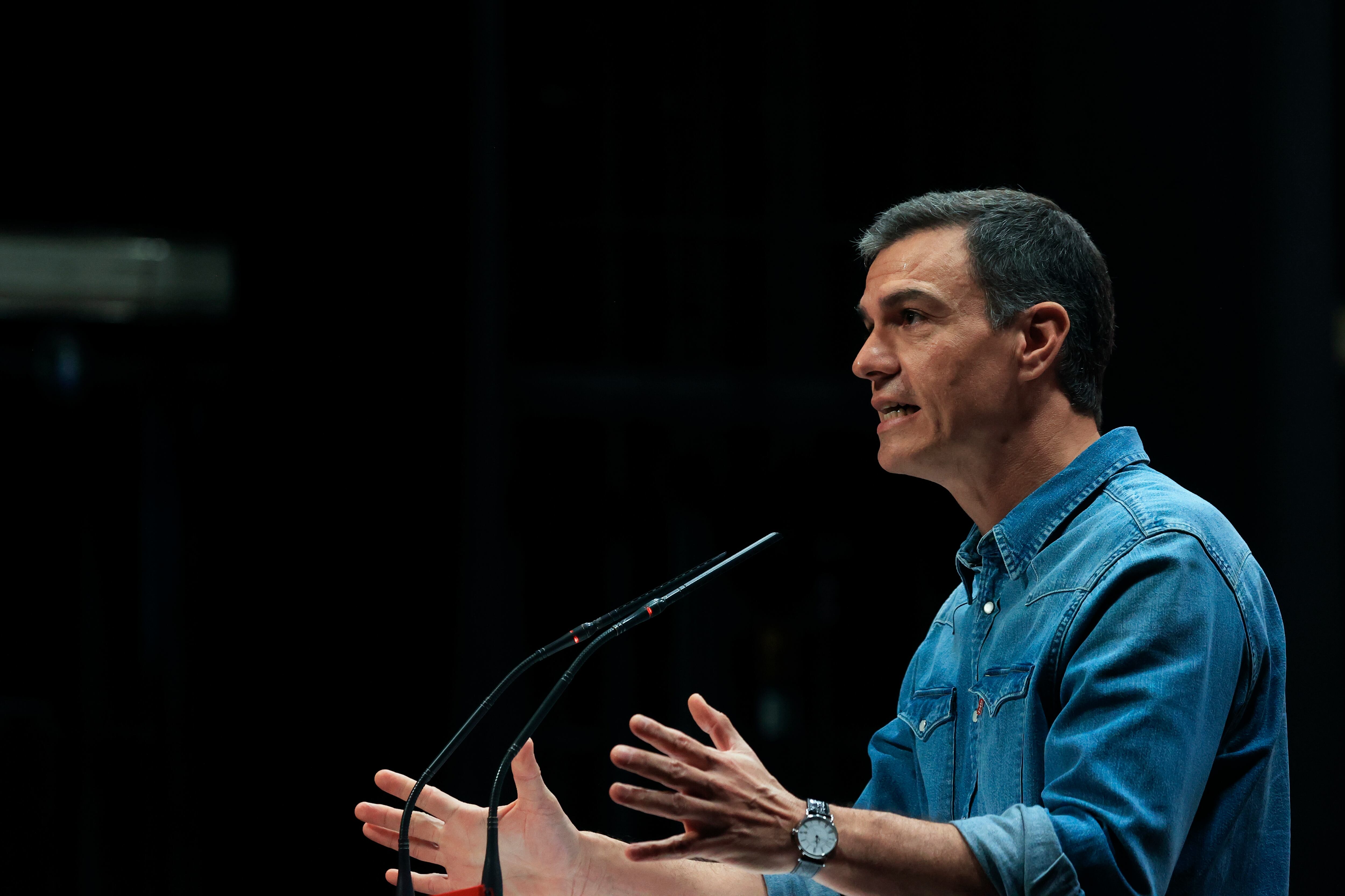 El secretario general del PSOE y presidente del Gobierno, Pedro Sánchez, durante su intervención en el acto del PSOE celebrado este domingo en Fuenlabrada (Madrid) | EFE/Zipi