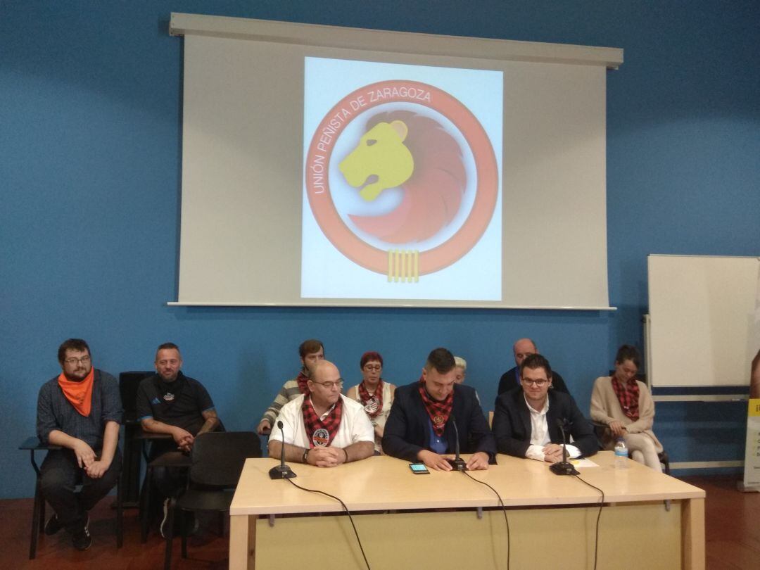 Miembros de la Unión Peñista de Aragón en la presentación de sus actividades para el Pilar 2018