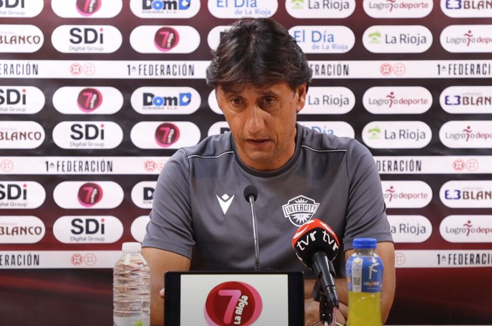 Gustavo Siviero, entrenador del Intercity, en la sala de prensa de Las Gaunas