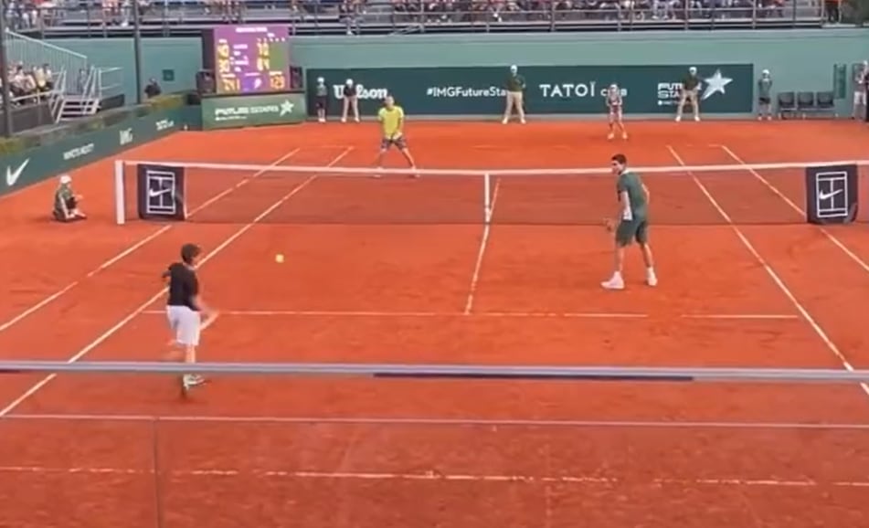 Jaime Alcaraz golpea la pelota ante la mirada de su hermano Carlos