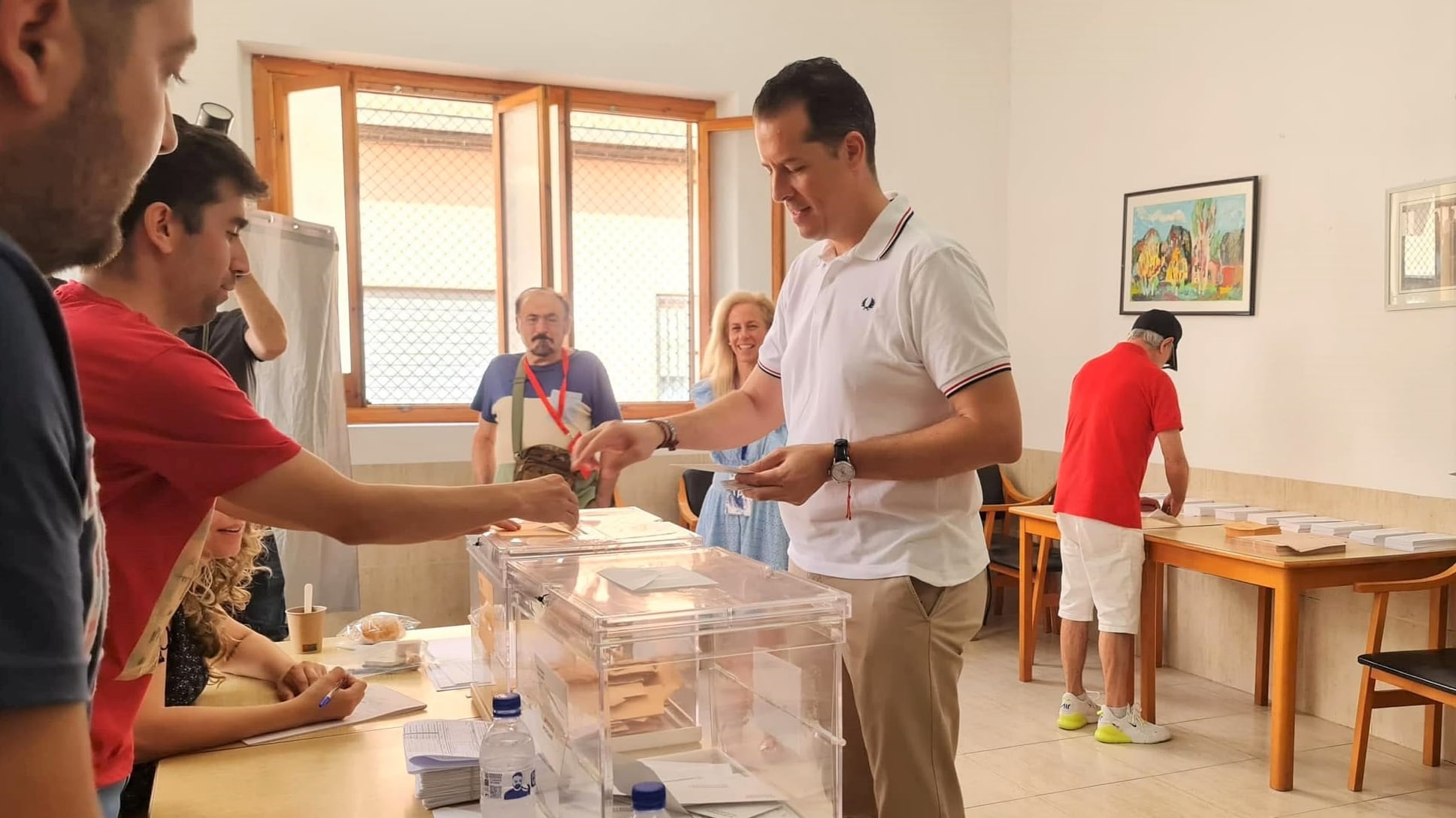 Rubén Alfaro, alcalde de Elda, despostando su voto el 23J