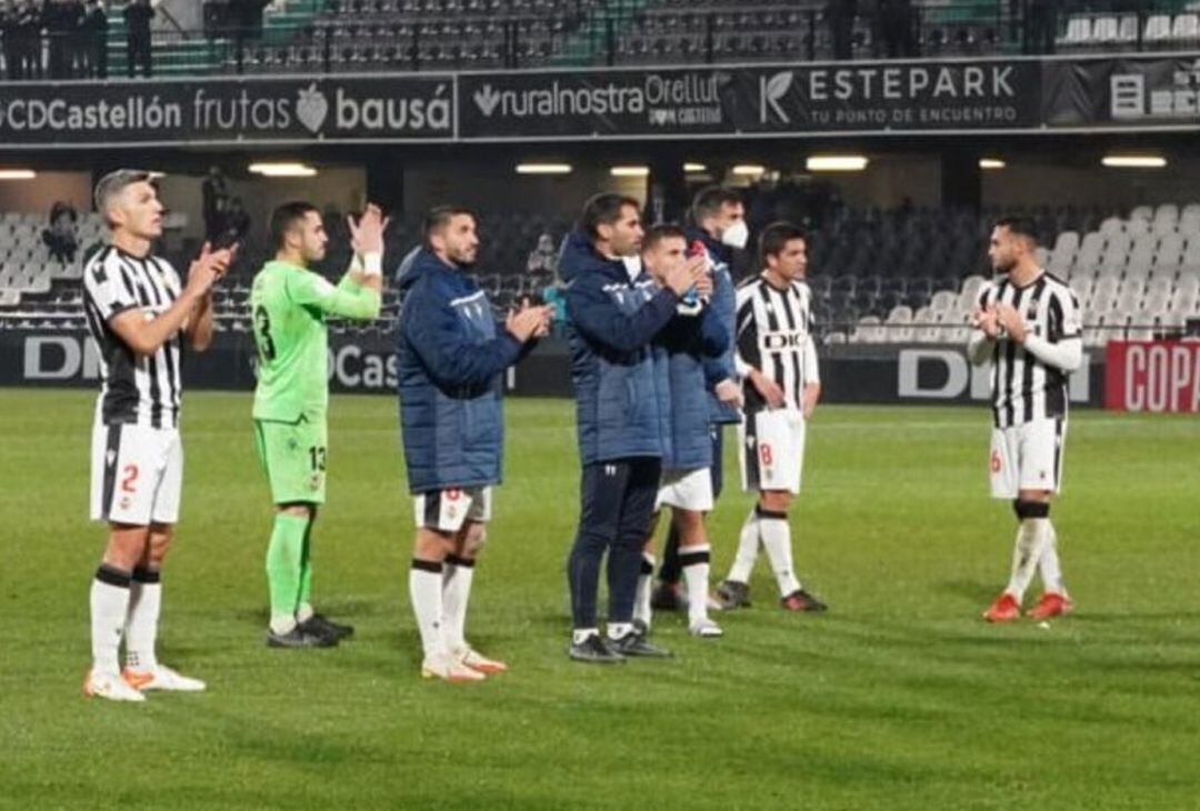 La plantilla del C.D.Castelló agradece los aplausos de la grada tras el partido