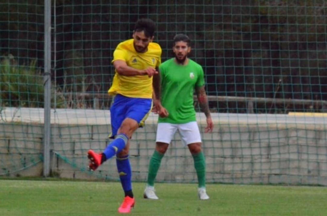 Manu Heredia ante un jugador del Cádiz B