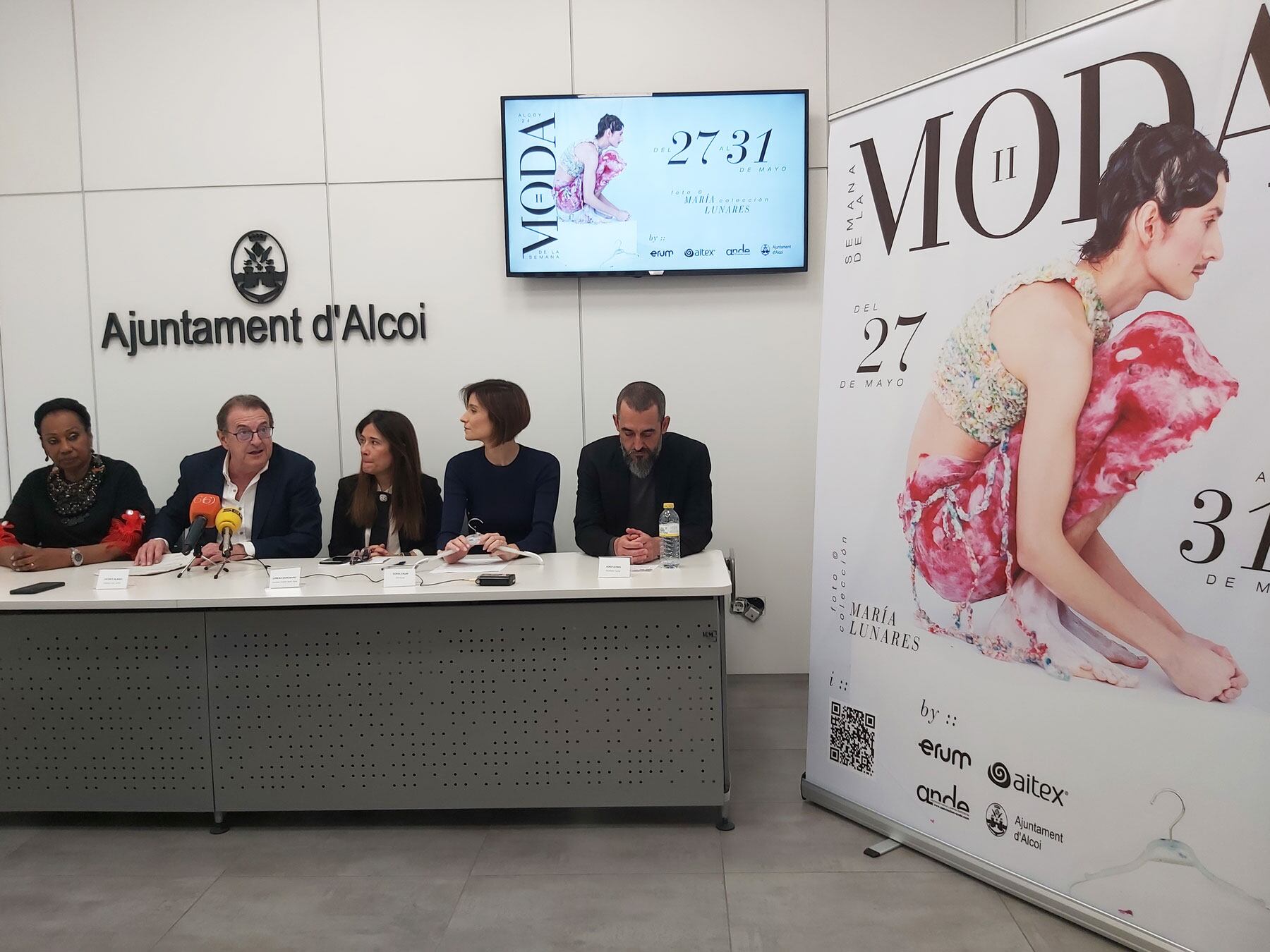 Laura Victoria Valencia, Vicente Blanes, Lorena Zamorano y Jordi Gomis, junto al cartel anunciador, en la presentación del evento
