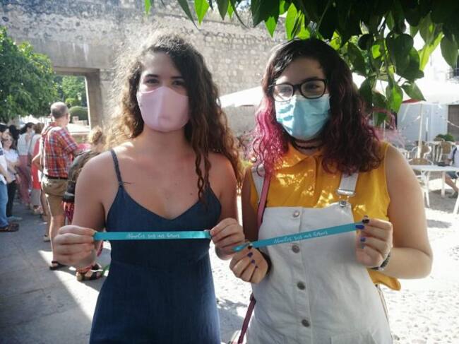 Aurora Bernete, junto a su compañera, muestra la pulsera de su proyecto "Entre edades", que quería entregar a los Reyes.