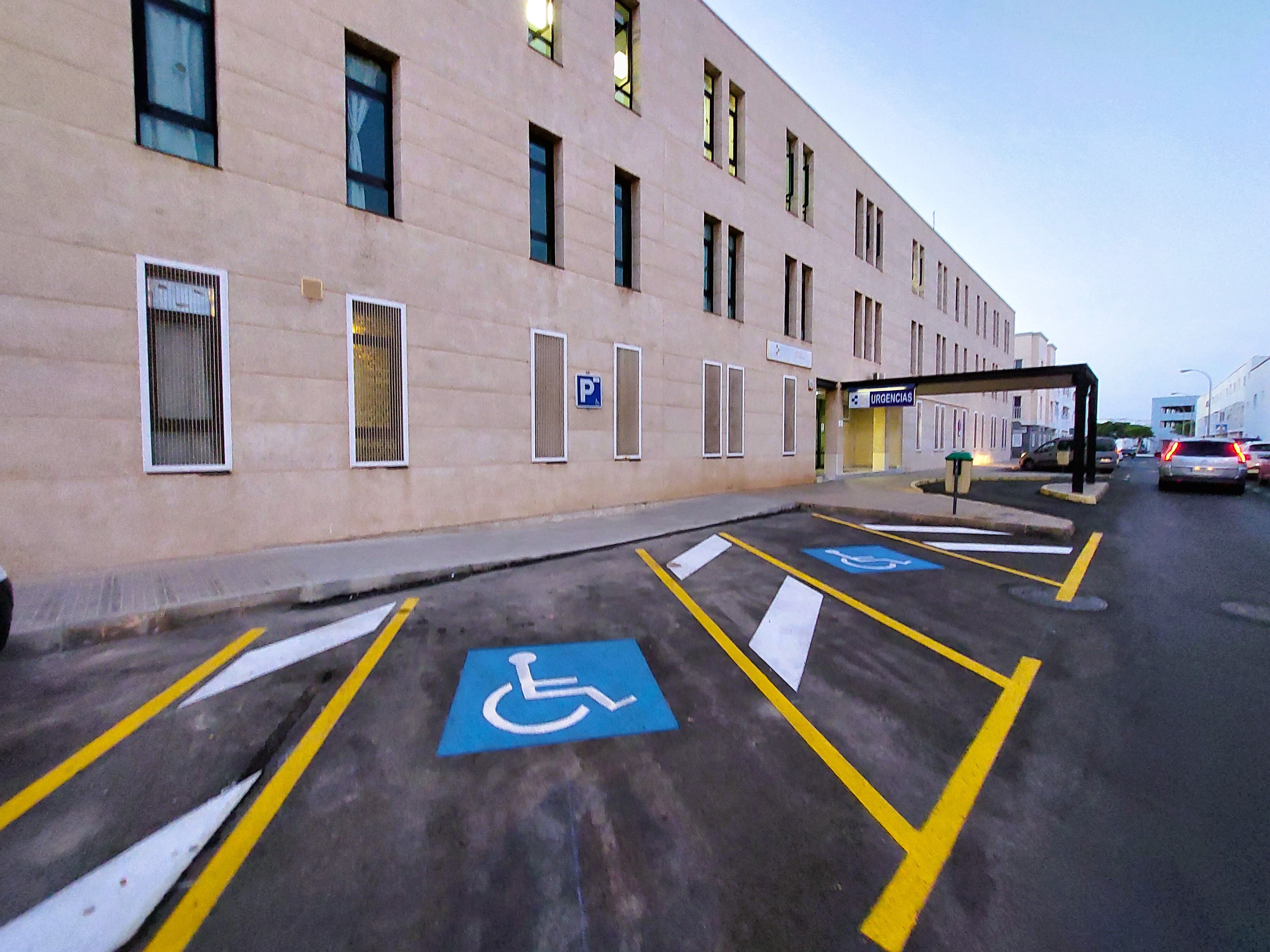 Zona de aparcamiento para Personas con Movilidad Reducida en el Centro de Salud de Valterra, de Arrecife, en Lanzarote.