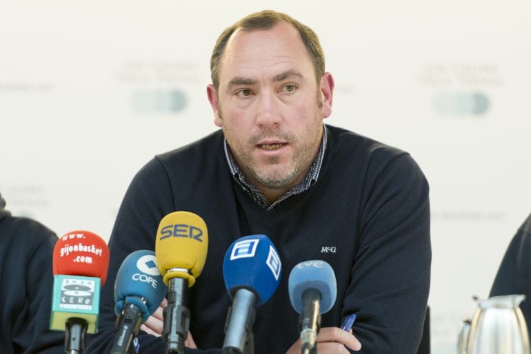 Héctor Galán, director general del Unión Financiera Baloncesto Oviedo, habla ante los medios de comunicación.