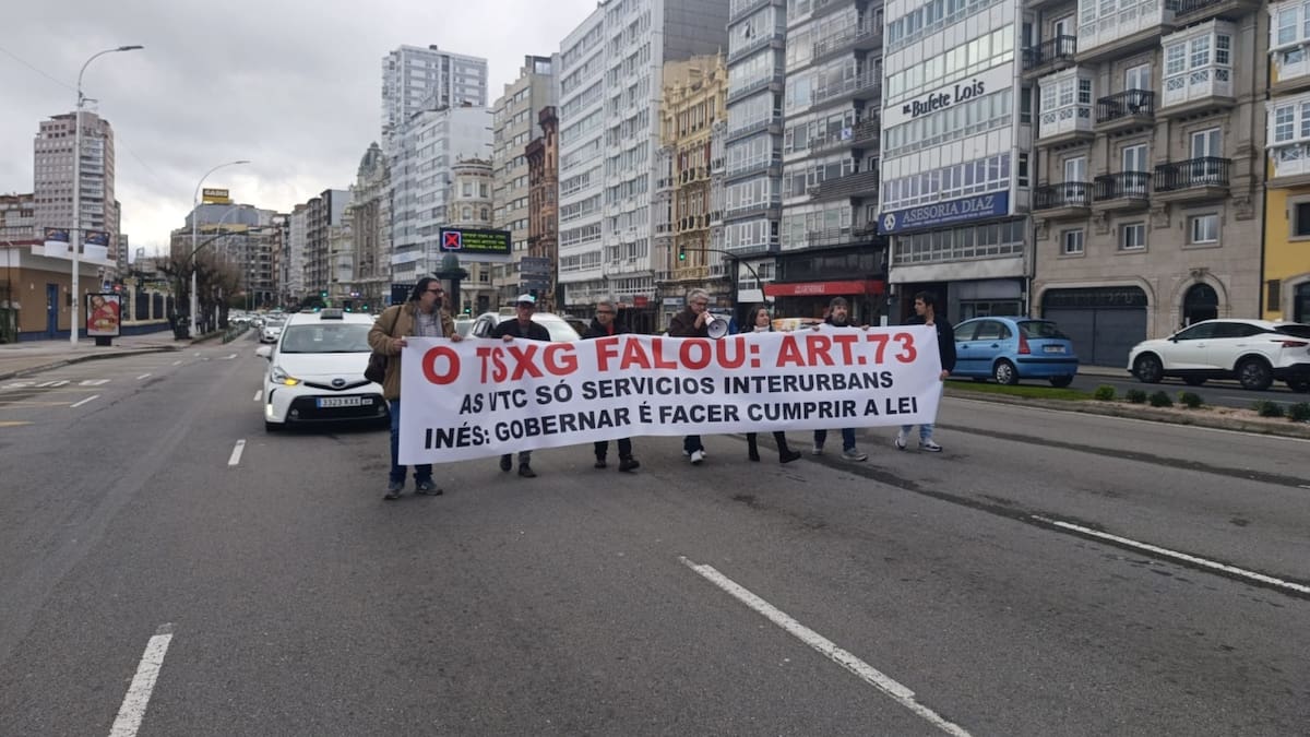 El taxi de A Coruña se moviliza: caravana de casi cien coches para exigir una ordenanza contra los VTC