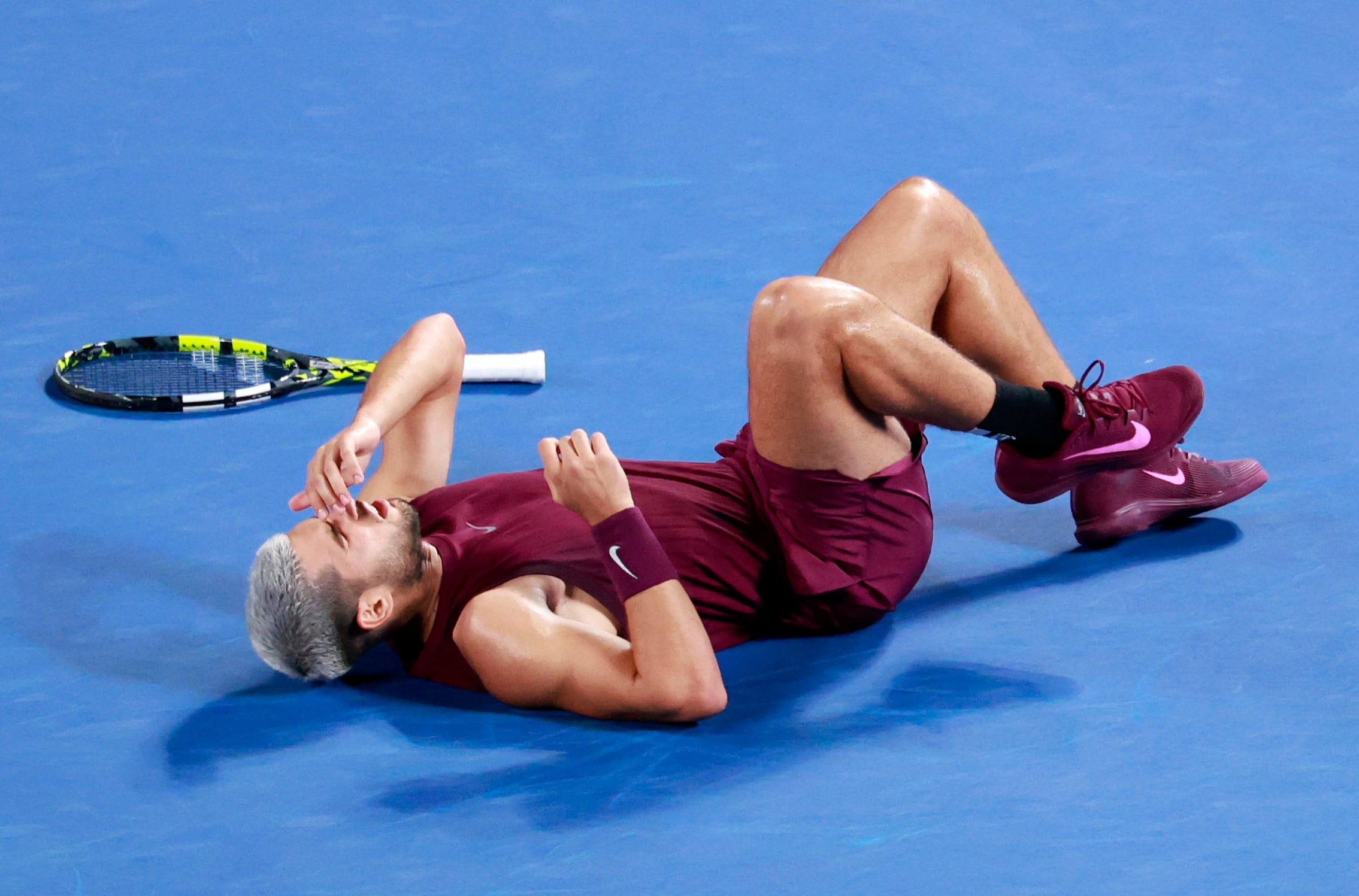 Carlos Alcaraz se duele del tobillo izquierdo durante el partido de ATP 500 de Tokio