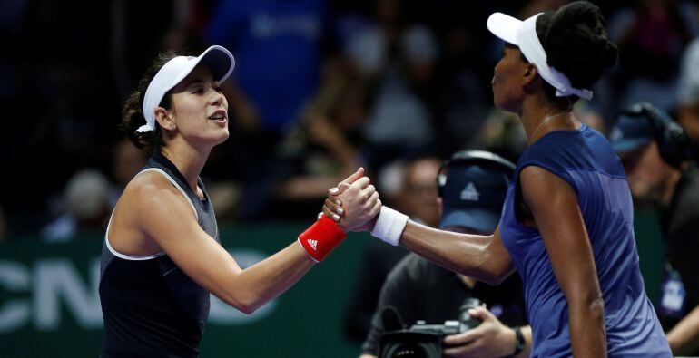 Venus Williams saluda a Garbiñe Muguruza al término del partido.