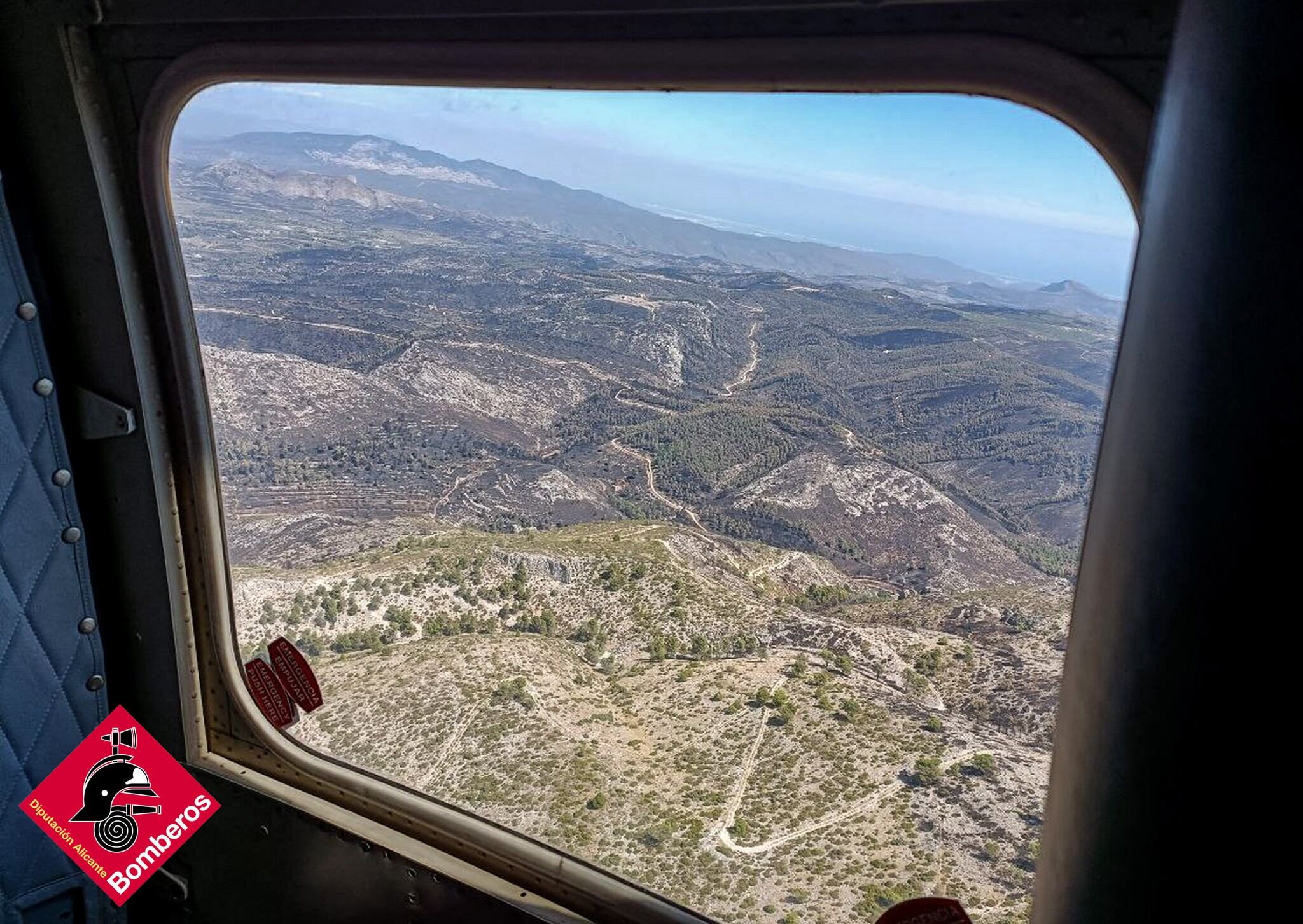 Parte de la zona afectada del incendio de Vall d'Ebo vista desde el helicóptero de los bomberos durante el vuelo de reconocimiento.