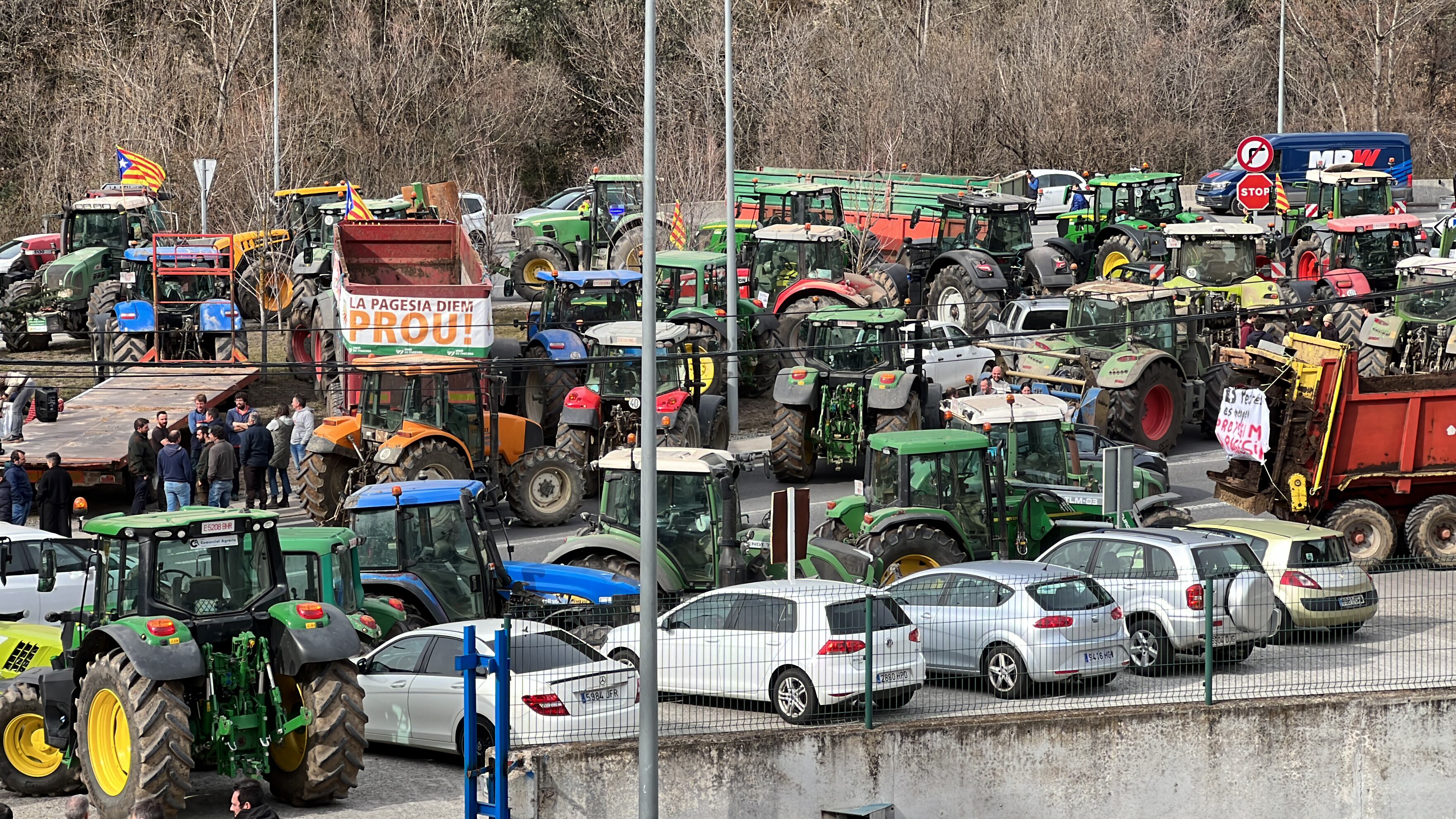 Uns 90 tractors concentrats a la Farga de Moles, a tocar amb la duana andorrana, en protesta per la siutació del sector.