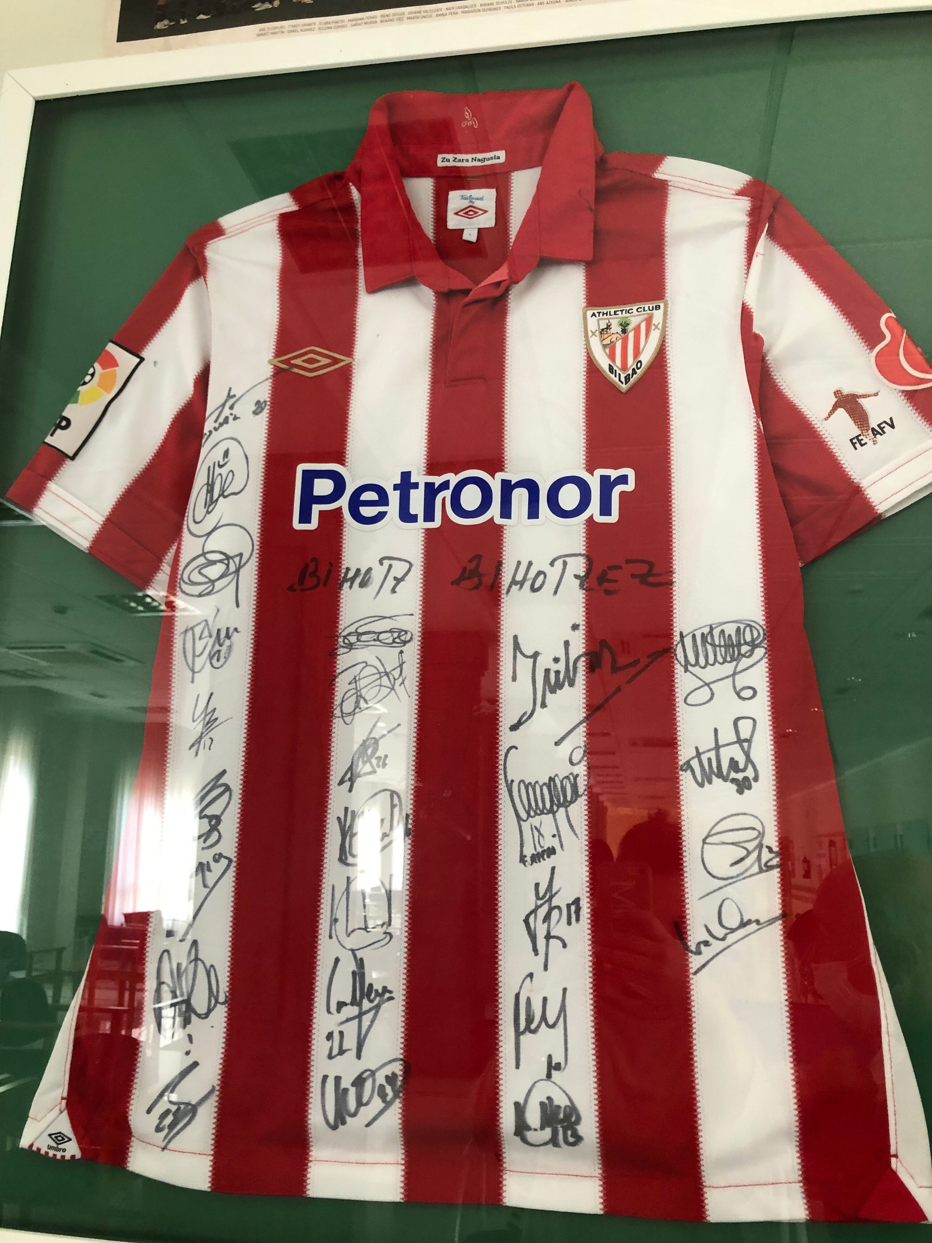 Camiseta donada por el Athletic Club de Bilbao firmada por todos sus jugadores. Programa de Reminiscencia, año 2015. FEAFV, DFB - Residencia Txurdinagabarri