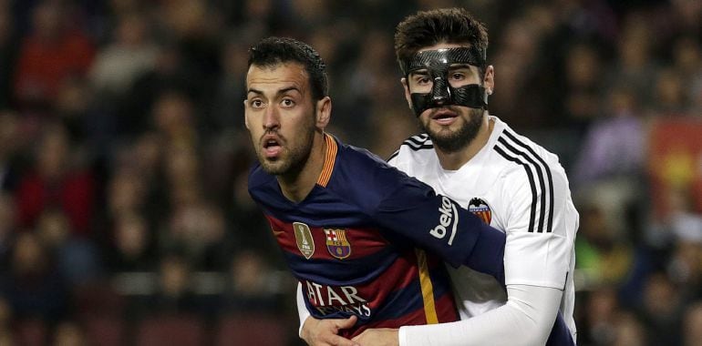 Busquets y Barragán durante el partido de Copa 