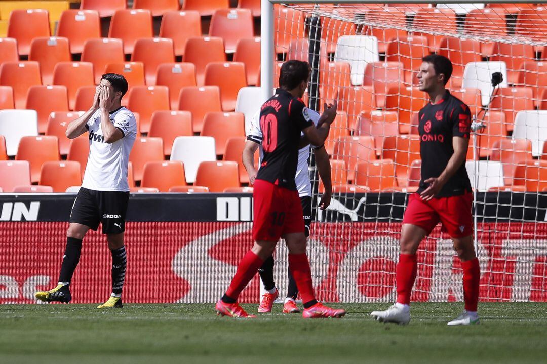 Oyarzabal anima a sus compañeros con Guevara, autor del primer gol, a su lado