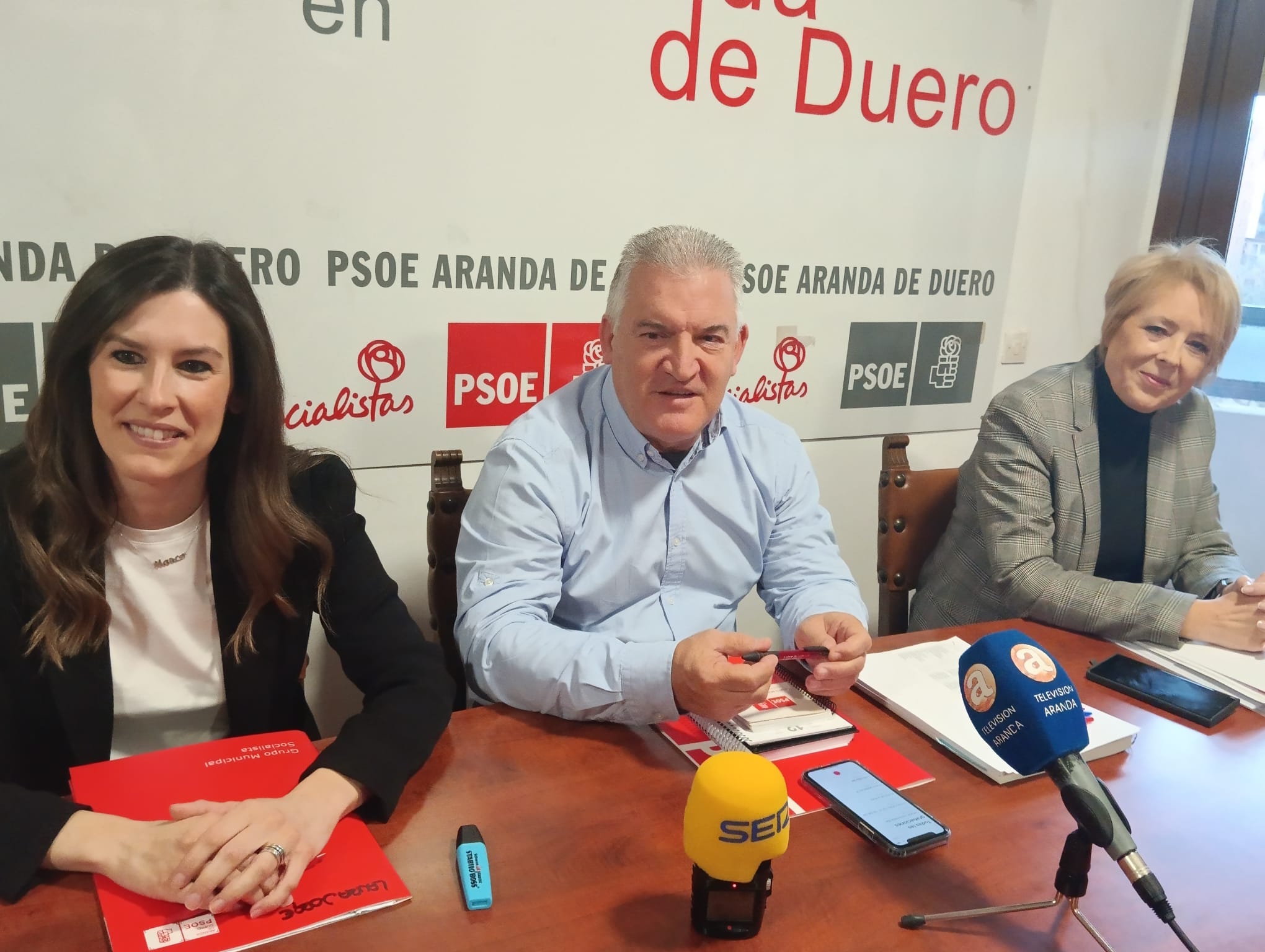 De izquierda a derecha, Laura Jorge, Ildefonso Sanz y Amparo Simón, del grupo municipal socialista