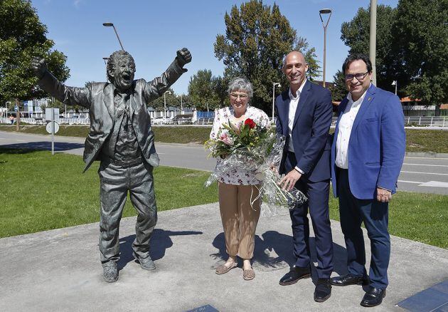 González, Rubiales y Fernández junto a la estatua de Manolo Preciado.