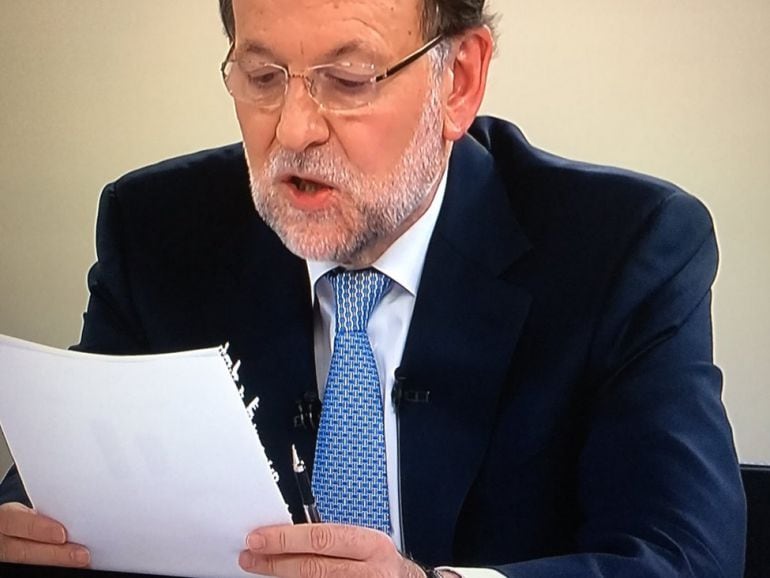 Mariano Rajoy, hablando de temas serios con una hoja arrancada de un cuaderno en la mano