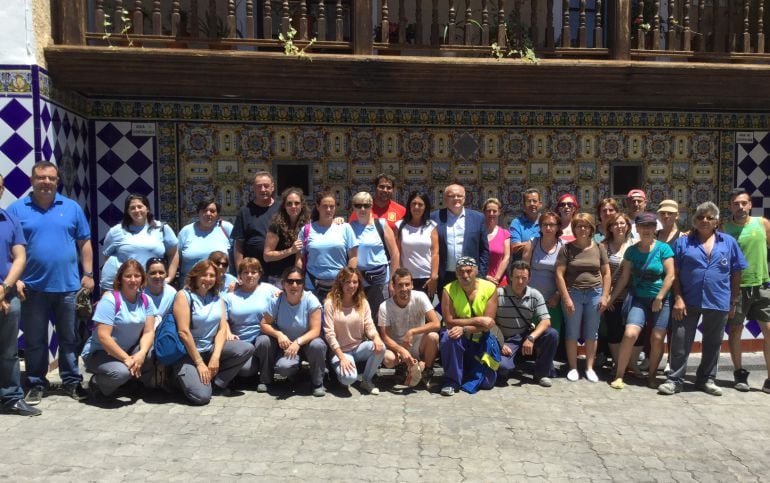 Los trabajadores del taller de empleo, junto al delegado de la Junta