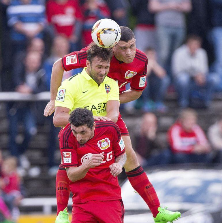 VAL01 BERGISCH GLADBACH (ALEMANIA), 29/07/2015.- El delantero del UD Levante, Víctor Casadesus (c) lucha por el balón con Kyriakos Papadopoulos (arriba) del Bayer Leverkusen durante el partido amistoso que ambos equipos disputaron en Bergisch Gladbach, Alemania hoy 29 de julio de 2015. EFE/Marius Becker