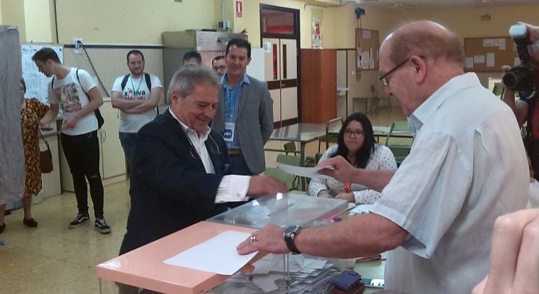 El candidato del Partido Popular a la alcaldía de Xàtiva ha votado al PP de Fabra porque asegura que &quot;es lo que hay que hacer&quot;