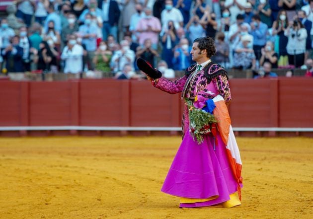 Morante de la Puebla saluda tras dar la vuelta al ruedo con dos orejas en la 12ª de Feria