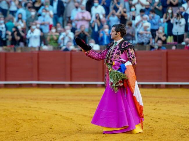 Morante de la Puebla saluda tras dar la vuelta al ruedo con dos orejas en la 12ª de Feria