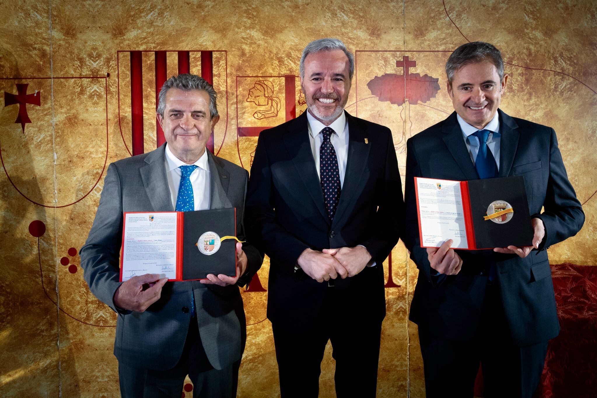 Pérez, Azcón y Gericó en el acto de San Jorge en Huesca