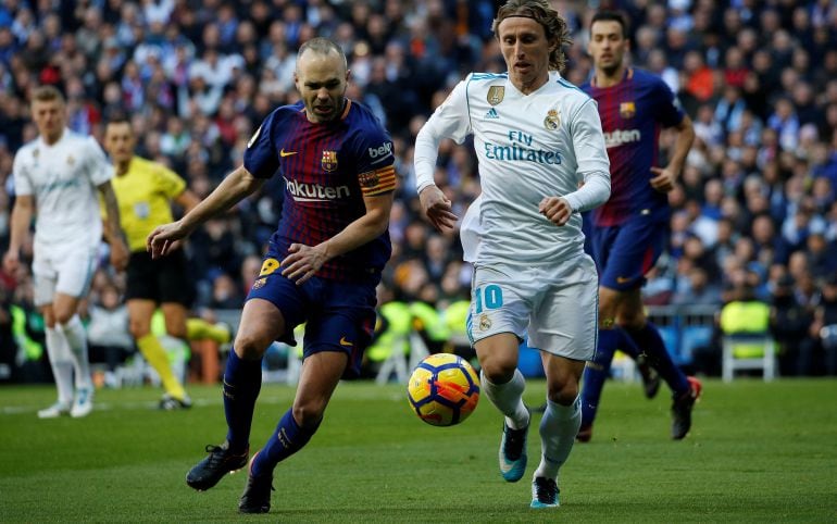 Iniesta y Modric, en el Clásico del Bernabéu.