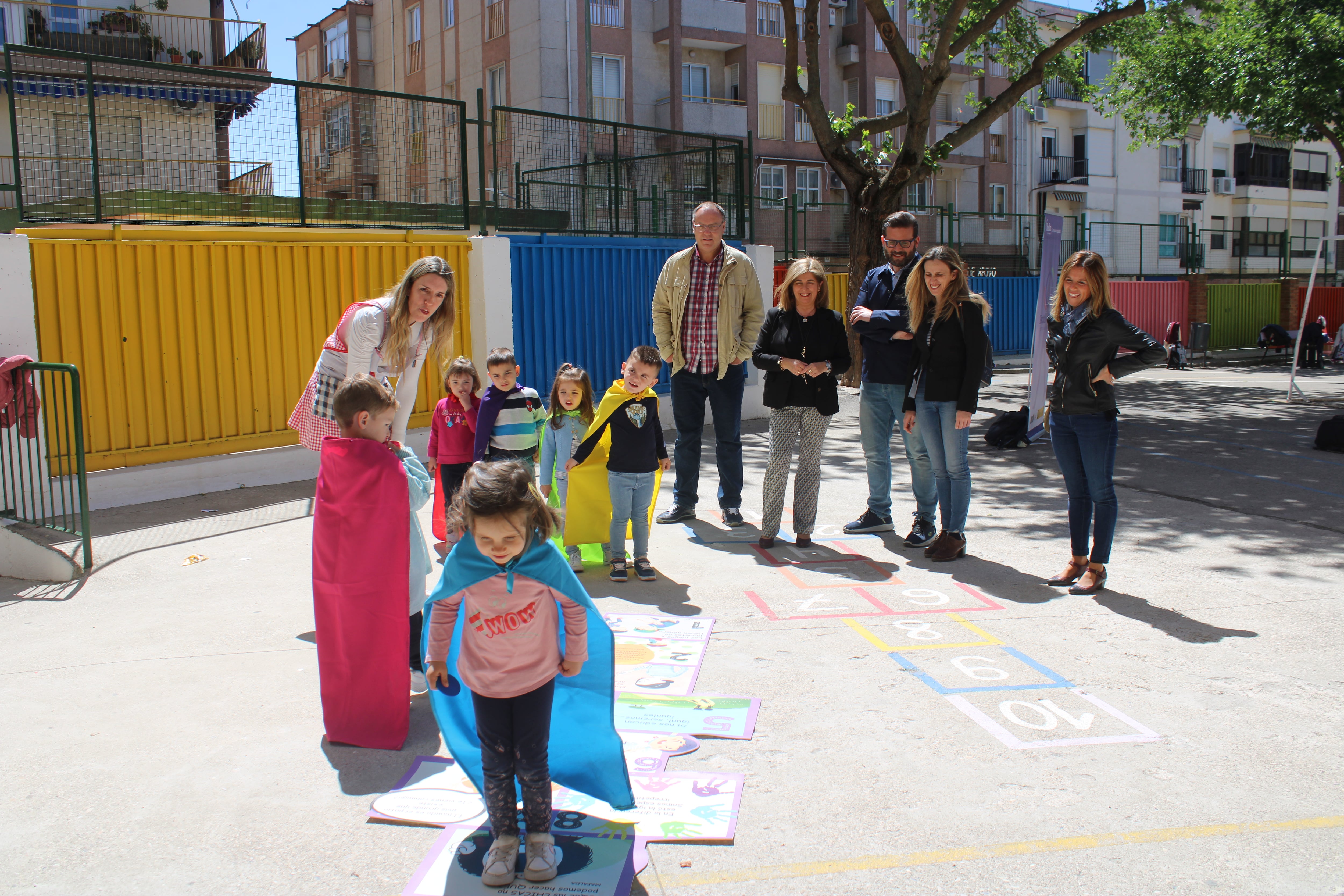 Entregan rayuelas a los centros educativos de Úbeda para fomentar la igualdad