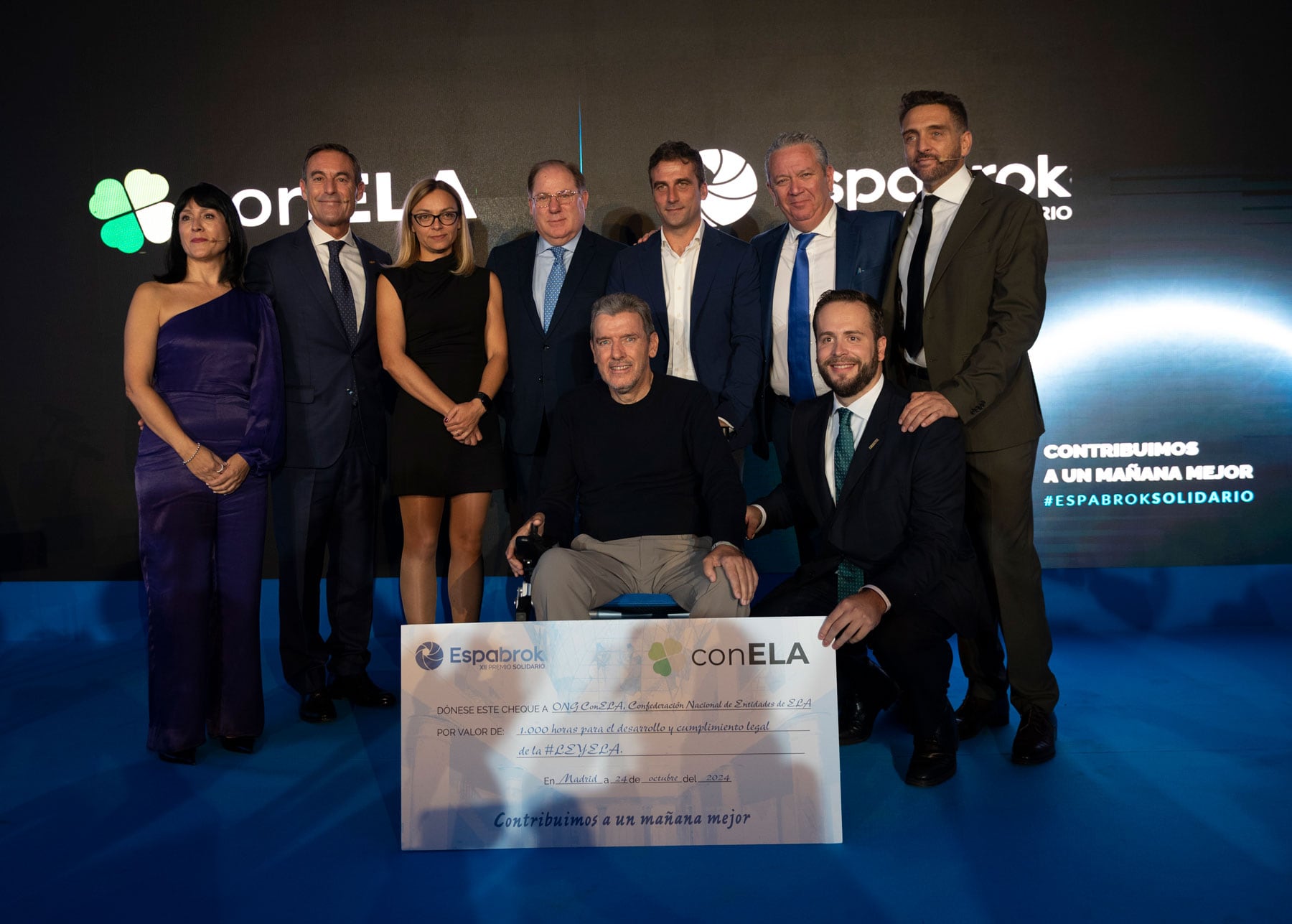 La alcaoyana Esther Ponsoda, en el momento de la entrega del premio a la entidad ConELA, con la presencia de Juan Carlos Unzué