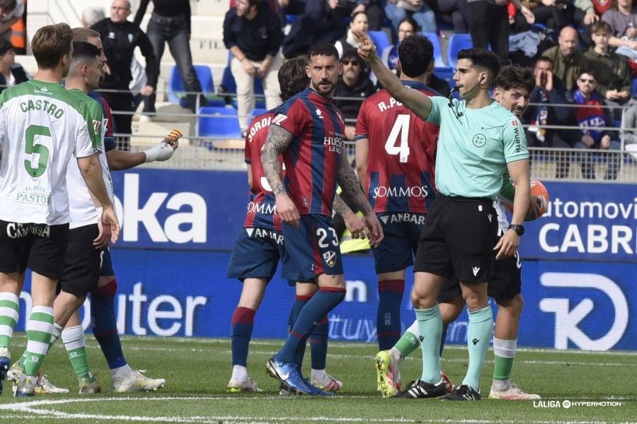 El colegiado señala una falta durante el partido entre la SD Huesca y Racing de Santander