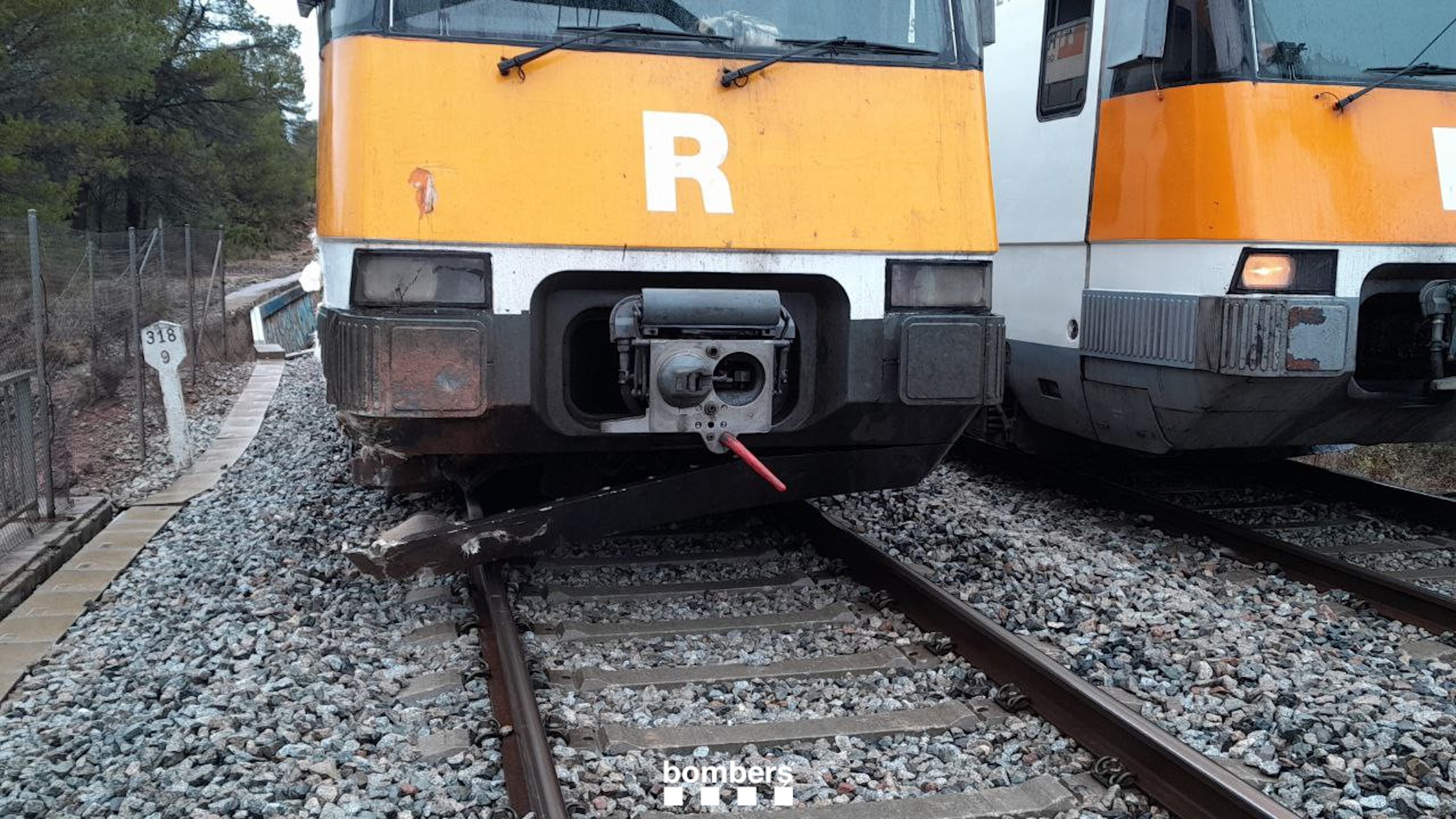 Descarrilament d'un tren de l'R4 de Rodalies a Vacarisses. Bombers de la Generalitat